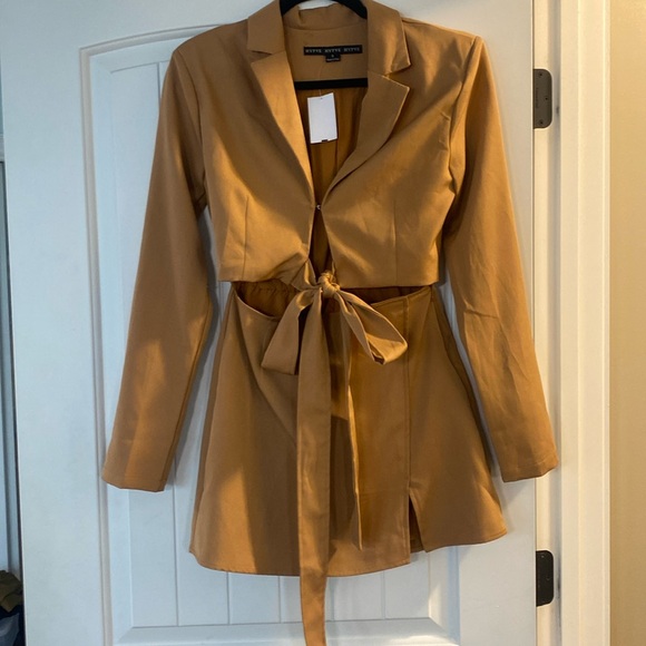 NWT size small ! - Picture 1 of 4